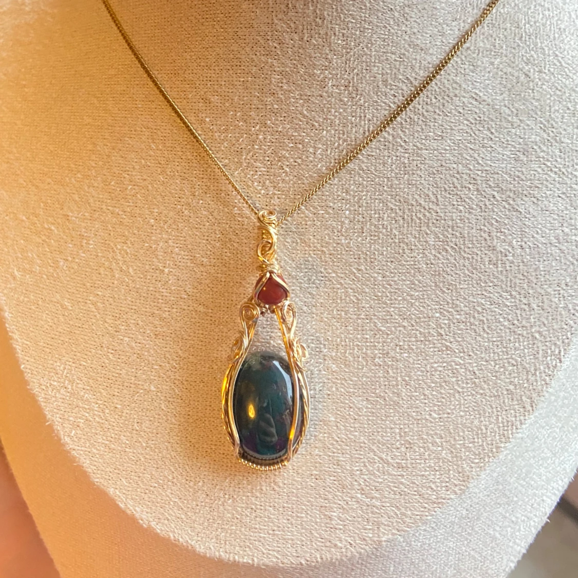 Guldberlock med grön och röd sten ”mossagat” - 1