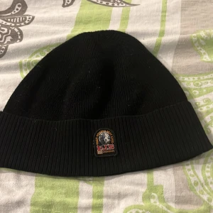 Svart mössa från Parajumpers - Snygg svart mössa från Parajumpers, bra skick. Priset är inte hugget i sten, hör av dig vid minsta fundering 🙌🙌