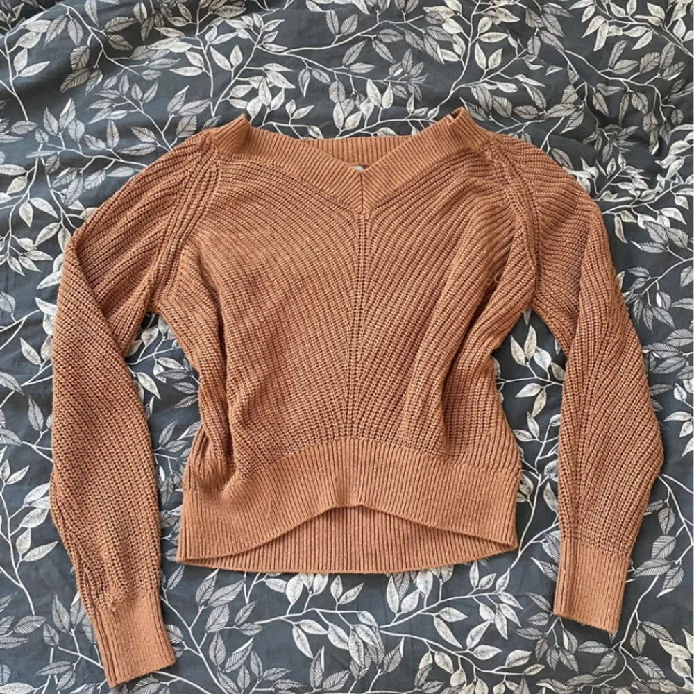 brun stickad V-ringad tröja från Lindex! Mjukt och bekvämt material! Tröjan har viss slitning men inget som påverkar helheten🌸. Neuletakit & Villapaidat.
