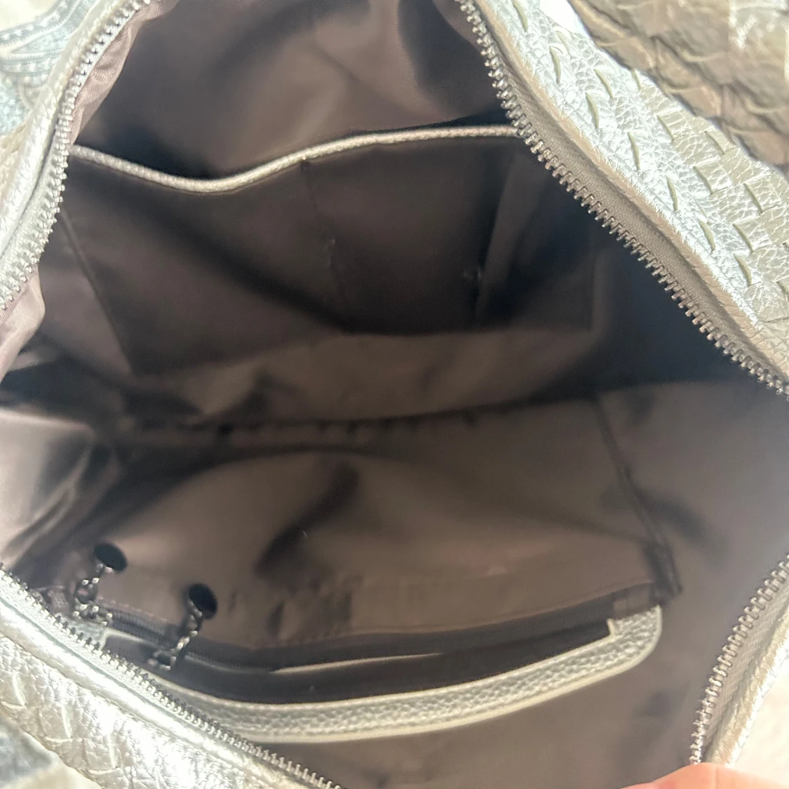 Silvrig axelväska med flätad struktur - 3