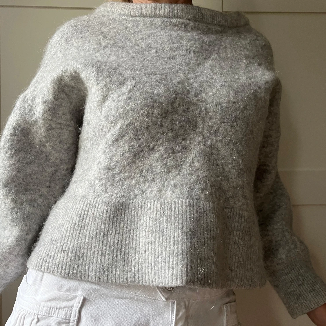 Ljusgrå stickad ull tröja