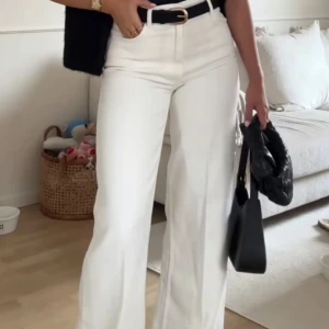 Vita vida jeansbyxor med hög midja - Helt nya! Säljer ett par snygga vita jeansbyxor med hög midja och vida ben. Byxorna har klassisk femficksdesign. 