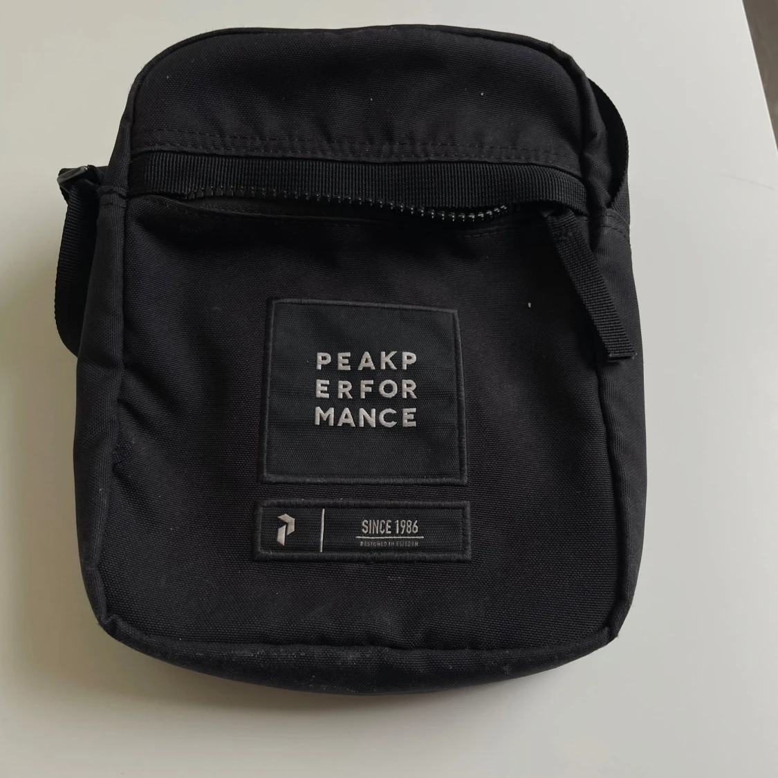 Svart axelväska från Peak Performance