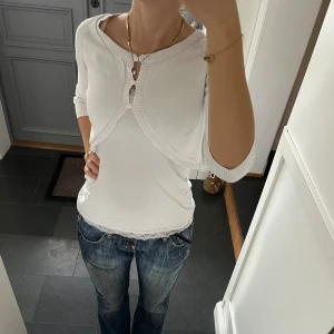 Vit bolero - Vit trekvartsärmad bolero från Vivance. Kan inte hitta storlek men skulle säga S. Använd gärna köp nu!