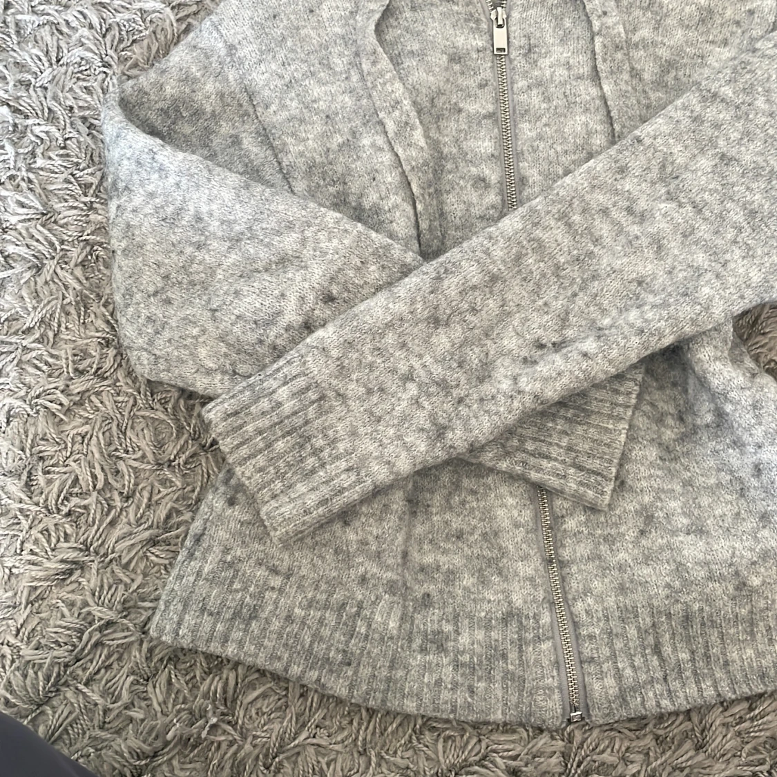 Grå stickad hoodie med dragkedja  - 2