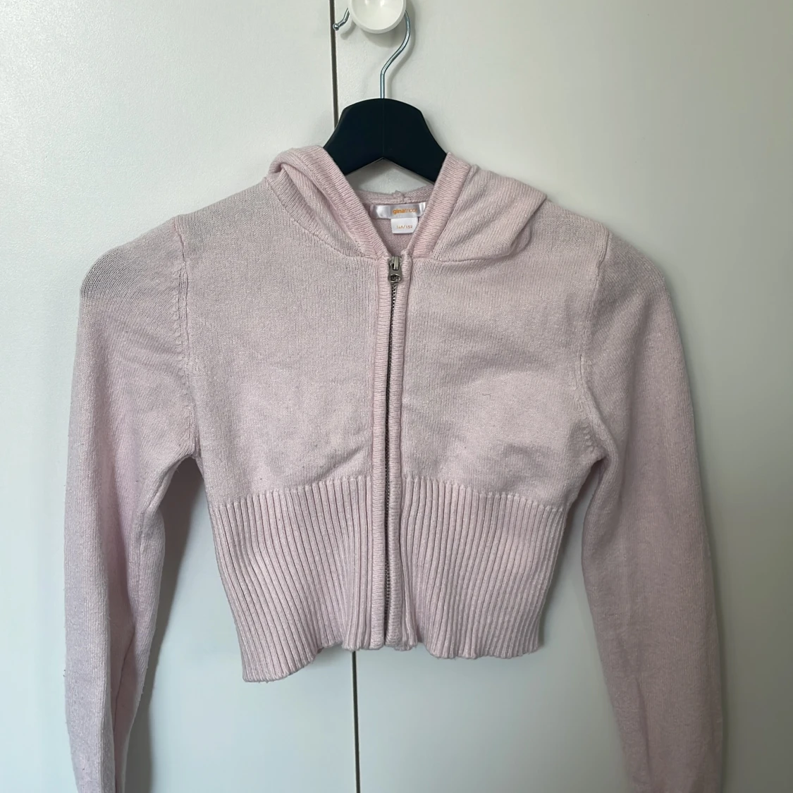 Ljusrosa croppad hoodie från Gina Tricot - 1