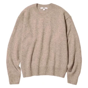 Beige kashmir tröja  - Säljer en stilren kashmirtröja från Uniqlo i beige . Tröjan har rund halsringning, långa ärmar och ribbade muddar. Perfekt för lager-på-lager och ger en lyxig känsla tack vare 100% kashmir. Helt ny, (sista bilden är samma tröja men i grå)