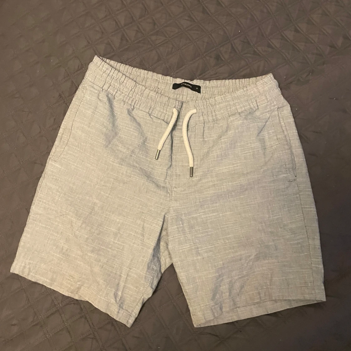 Ljusgrå shorts med snörning från Colin's