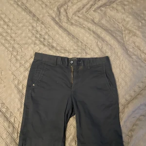 Svarta chinos från Black Forest - Säljer ett par svarta chinos från Black Forest, storlek 32. Klassisk rak passform med fickor fram och bak, samt knapp och dragkedja i gylfen. Perfekta för en stilren och enkel look.