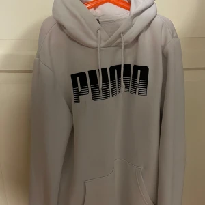 Puma hoodie - Säljer en snygg vit hoodie från Puma som inte kommer till användning om ni har frågor det är bara att skriva (pris diskuteras 