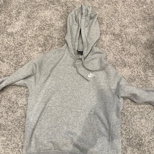 Grå hoodie från Nike - Grå Nike hoodie