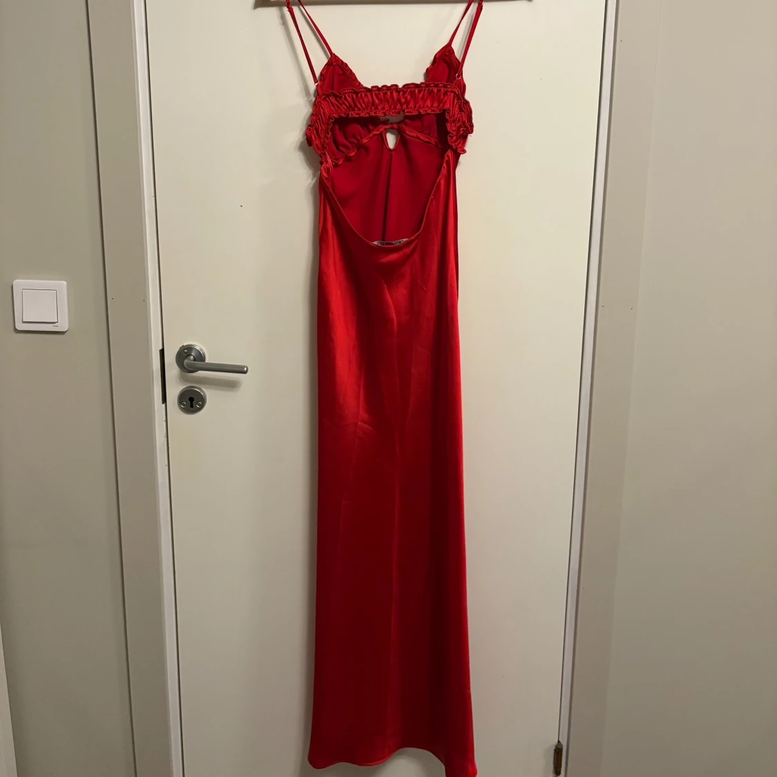 Röd långklänning med volang från Zara - 1