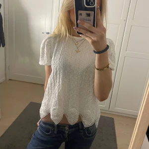 Vit Zara blus - Söt vit blus från Zara, är in barnstolek men passar på mig som har S❤️Blusen är perfekt till sommaren!💗