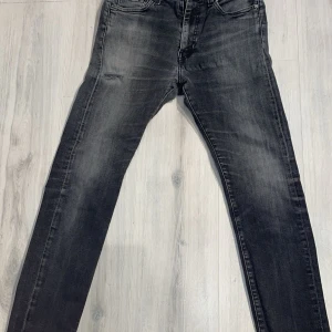 Levis jeans  - Riktigt feta Levis jeans med en sjuk stilren färg. Passar till allt och är allmänt riktigt feta!