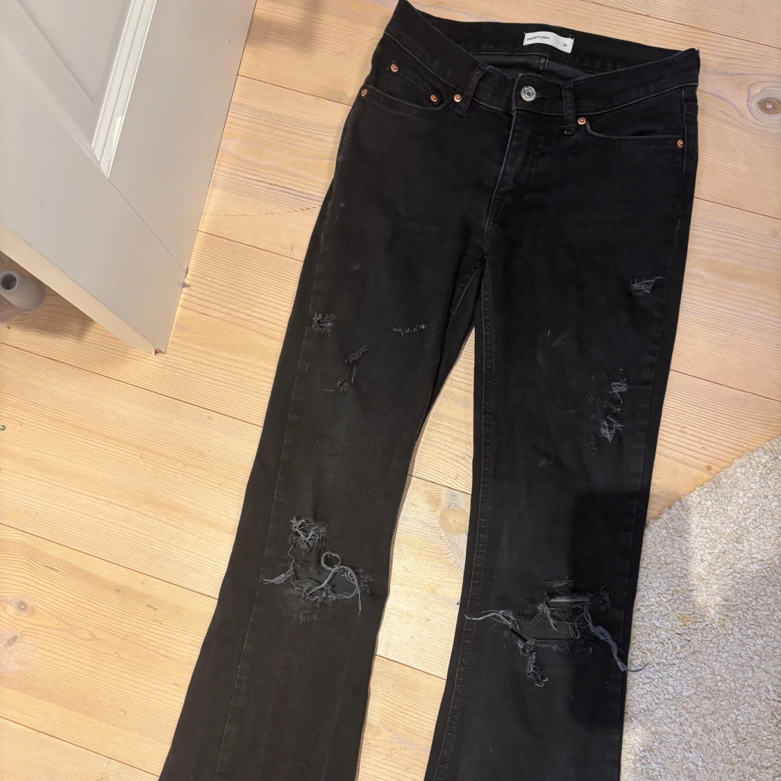 Svarta bootcut jeans med slitningar - 2