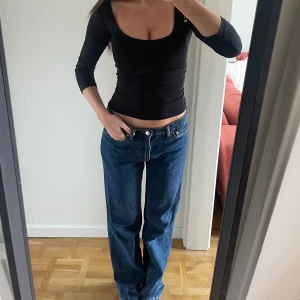 låga jeans - ett par snygga low waist jeans från gina i bra skick! 💗💗