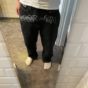  Rare Humans jeans - Svarta jeans från Rare Humans med vit broderad logga över framsidan. Köpta för 1500kr på första dropp. Ganska perfekt baggy och sitter bra.                 Skicka gärna om det finns funderingar😇