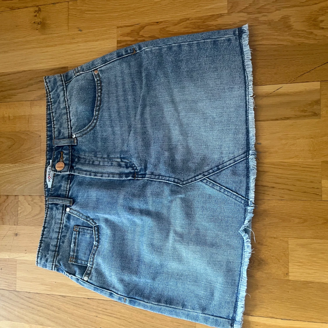 Blå jeanskjol med rå kant - 1