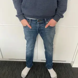 Säljer nu dessa slimstraight jack and jones jeans som används extremt fåtal gånger. Byxorna är i 9/10 skick och har inga skador. Nypris=700kr[W27 L32]. Modellen är TIM. Pris går att diskutera!