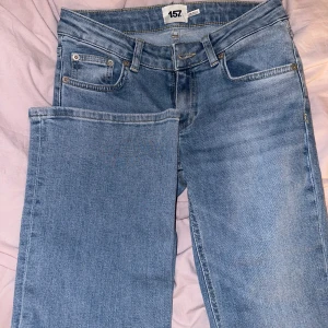Ljusblå jeansbyxor från 157 - Säljer ett par klassiska ljusblå jeansbyxor från 157 i storlek XS. Byxorna har utsvängda ben och normal passform. Perfekta för dig som gillar en enkel och tidlös stil.