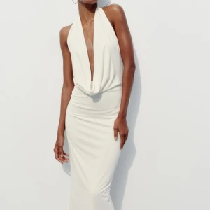 Söker klänning från Zara - Söker denna klänningen från Zara i storlek XS eller S! Även andra färger är av intresse! Skicka bild och pris på klänningen ifall ni har en att sälja 🫶🏼