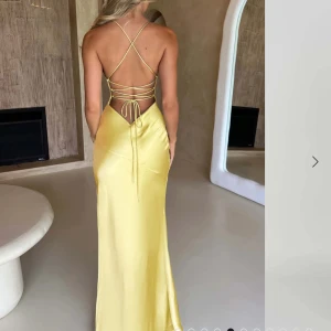 Gul balklänning med slits från Babyboo - Säljer mina jätte fina gula balklänning som aldrig användes. Den är från Babyboo med slits framtill. Klänningen har öppen rygg med snörning och är verkligen drömmig. se sista bilen för exakta mått, klänningen är i storlek S!💛