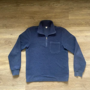 Arket zip tröja  - En zip tröja från Arket i fleece. Mycket bra skick.  