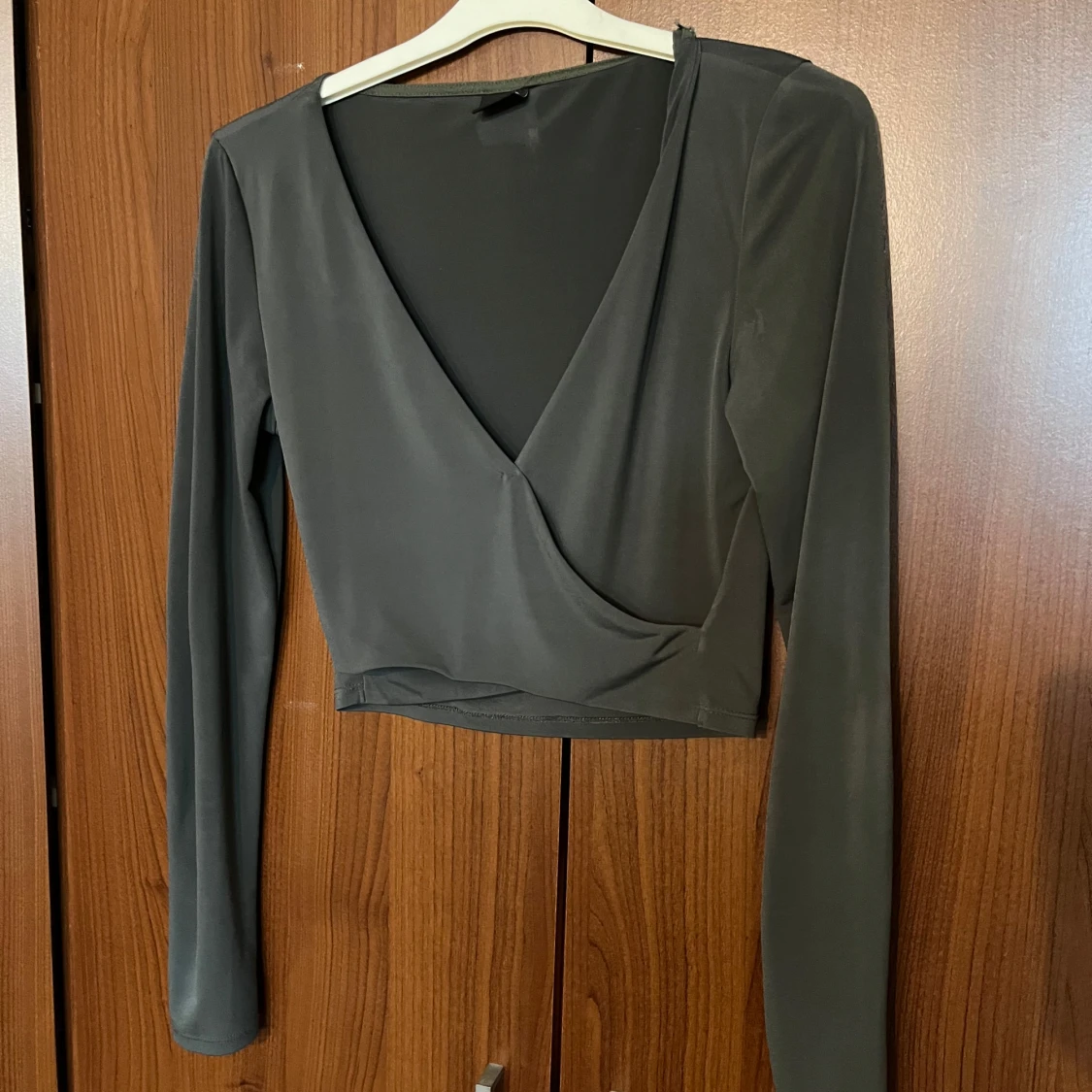 Mörkgrön omlottopp från Gina Tricot - 1