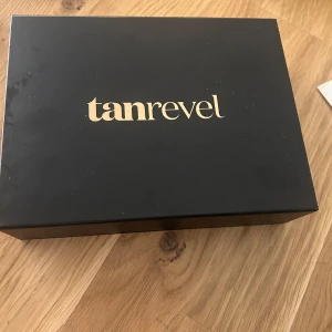 Tanrevel Tanning Kit - Tanrevel Tanning Kit innehåller en svart sprayenhet, en flaska tanning liquid och en USB-laddare. Den är använd ett par få gånger.