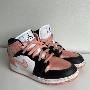 Nike Air Jordan 1 Mid Madder Root - Säljer ett par Nike Air Jordan 1 Mid i färgen 'Madder Root'  De är sparsamt använda och har bara lite märken på sulorna som man lätt kan torka av! Köpta från Pardon My kicks och säljer pga de inte kommer till användning. De är storlek 40 men passar också som 39. Perfekta nu till sommaren! 