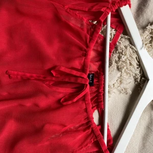 Röd blus - Säljer en röd gullig blus som passar perfekt med ett linne under. Använd 1 gång❤️❤️🩷