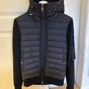 Moncler Cardigan S med Tags - Riktigt fet Moncler Cardigan i storlek Small. Självklart äkta. Köpt ny för 15000kr och jag säljer den för 8000kr mindre än nypriset. Skicket är riktigt bra!! Tveka inte av att höra av er, fick inte plats med alla bilder här så skriv ifall ni vill ha fler‼️‼️