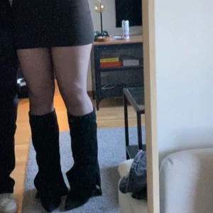 Svarta mockastövlar med spetsig tå - Snygga svarta stövlar i mockaimitation. Skulle användas när jag fyllde 18, men blev ändrade planer. Klacken är 10cm!💓(obs dem är lite knövliga eftersom dem legat i en skolåda!)