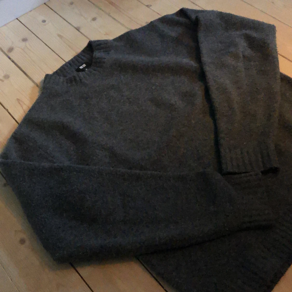 Mörkgrå stickad tröja från Uniqlo - 1