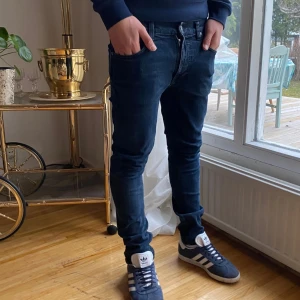 Nudie Jeans Lean Dean - Säljer mina feta Nudie jeans i modell: Lean Dean, dvs slimfit | Modellen är 178cm lång & väger 70kg, sitter ganska tight hade passat en mindre person | Nypris är 1700kr, vårat 475kr | Skriv gärna vid fundering 💭 
