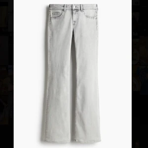 Ljusgrå bootcut jeans - Säljer ett par lågmidjade ljusgrå bootcut jeans. Lapparna sitter kvar!! Aldrig använda. Slutsålda online.