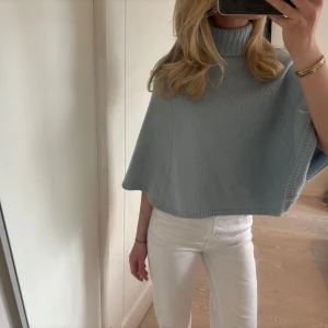 Stickad poncho  - Sjukt fin stickad poncho frin Mirea💕 aldrig använd