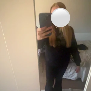 Svart hoodie från Gina tricot  - En svart hoddie med text av ( Je m’en amour ) och stjärna 