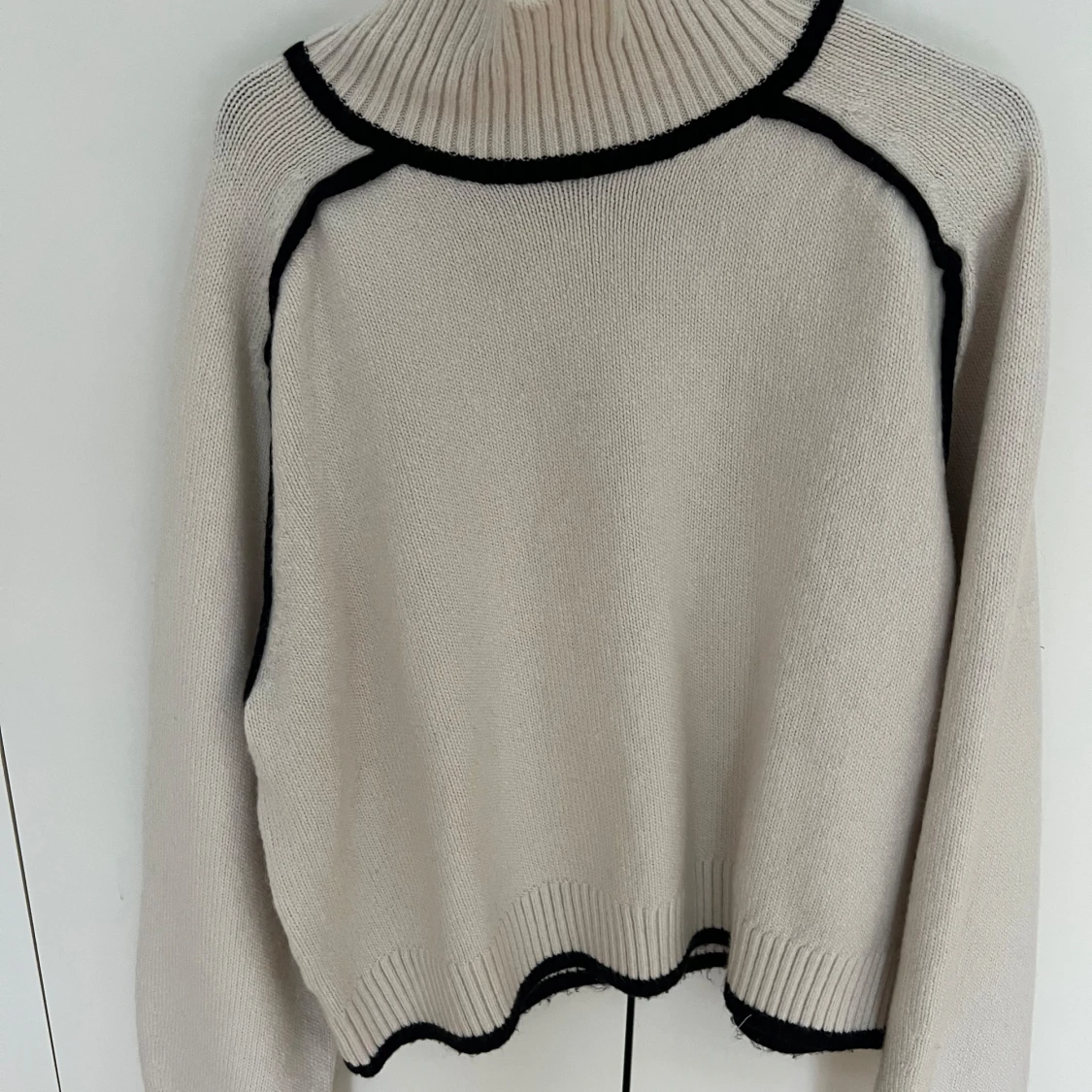 Beige stickad polotröja med svarta detaljer