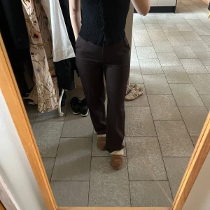 Bruna kostymbyxor - Säljer ett par bruna kostymbyxor med pressveck från bikbok model Jackie. Normal passform, raka ben och medel till hög midja. Knappt använda i fint skick🤎