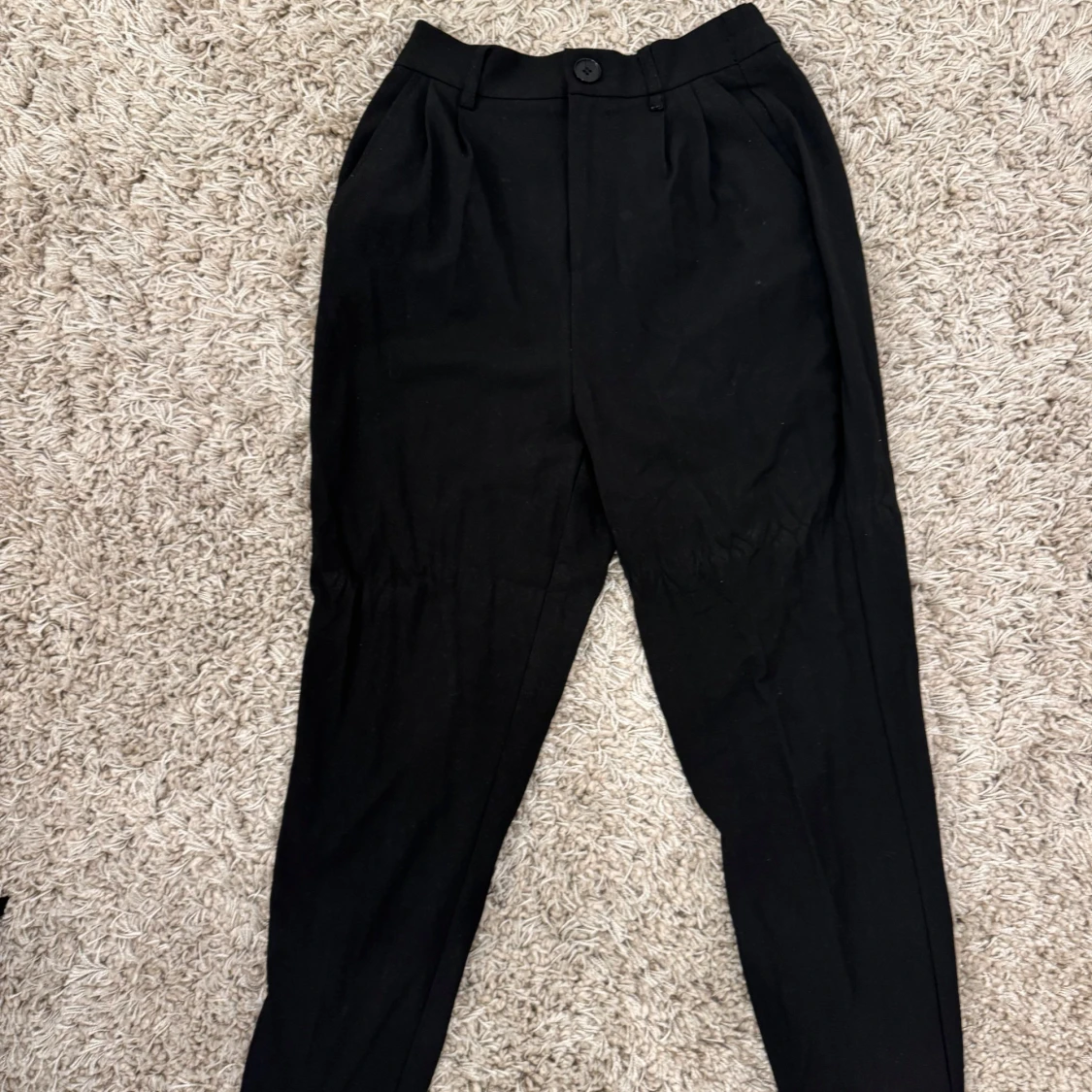 Svarta kostymbyxor med knapp