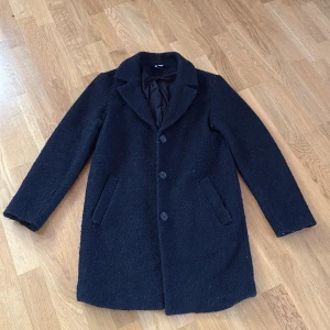 svart kappa - en fin lång svart kappa som är perfekt för att fixa till en tråkig outfit 