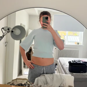 Ljusblå stickad tröja från Neo Noir - Superfin ljusblå stickad tröja från Neo Noir med trekvartsärmar och rund halsringning. Tröjan har en croppad passform. Mjuk och skön kvalitet och endast använd 2 gånger. 🩵