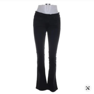 Svarta lågmidjade bootcut jeans!! - Svarta replay jeans med bootcut passform🥰 Passar nog strlk 36 också!!