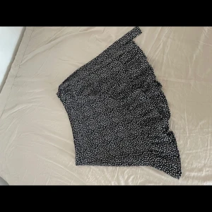 Söt kjol - Söt kjol ifrån New Yorker. Använd en gång. Storlek S 🌸 Fin detalj på sidan med band 