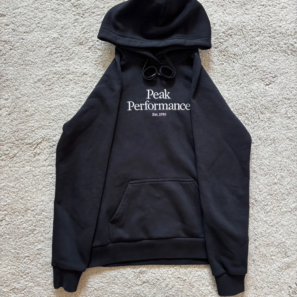 Svart hoodie från Peak Performance