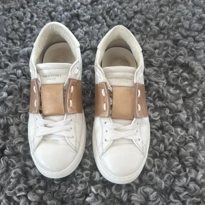 valentino open - storlek 39,5, skick 9/10 ( självklart äkta ) 