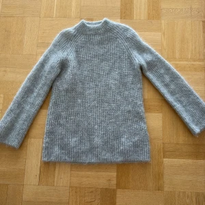 Ljusgrå stickad mohair tröja från cos - Supermysig ljusgrå stickad mohair tröja 