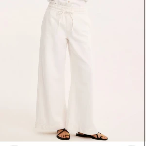 Vita wide byxor med snörning - Säljer ett par vita wide byxor med hög midja och snörning i midjan. Byxorna har resår i midjan, raka vida ben och är tillverkade i bomull. Har dem i storlek 38 och 40 !! Aldrig använda men för sent för att skicka tbx …  (de på bilden är mina) nypris 600 mitt pris 250