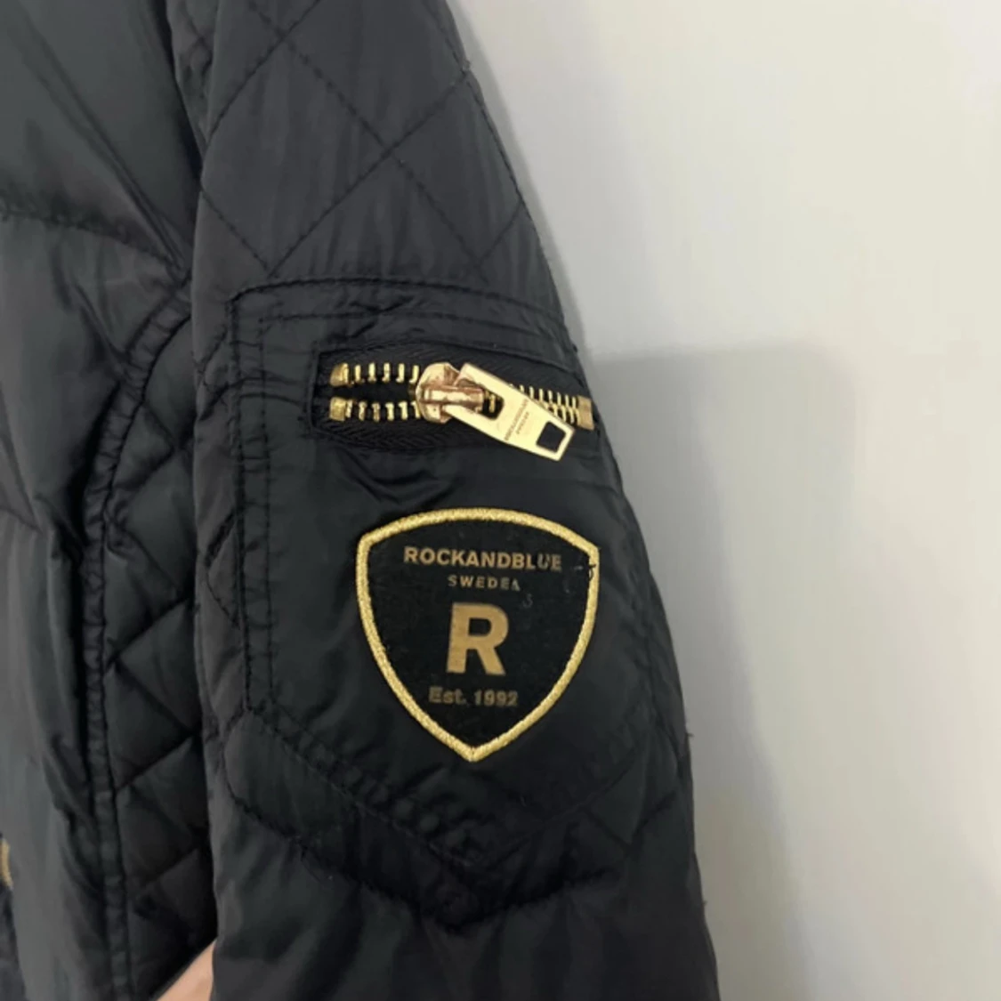 Svart lång dunjacka Rockandblue